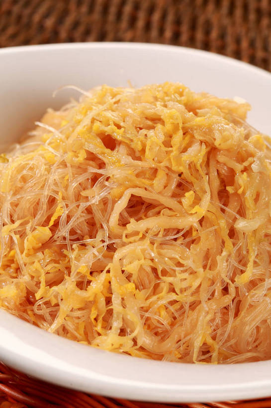 面食,面条,无人,交叉,竖图,俯视,室内,特写,白天,烹饪,中餐,餐桌,桌子,竹子,蔬菜,一堆,阴影,堆叠,堆积,竹制,新鲜,编织,反射,影子,陶瓷,大白菜,炒菜,面,料理,食品,陶瓷制品,白菜,粉丝,菜肴,美食,食物,一个,白色,容器,碗,橙色,中式,佳肴,有机食品,绿色食品,单个,餐台,中华料理,储藏,竹条,堆,交织,竹制品,储存,结球白菜,穿插,胶菜,冬粉,彩图,高角度拍摄,黄芽白,贮存,shjb1,白菜炒粉丝