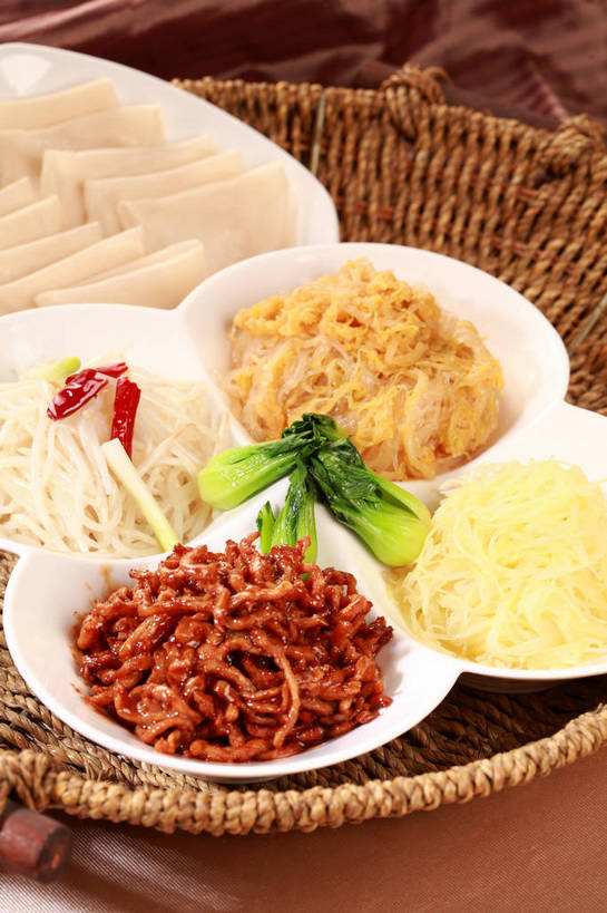 面食,面条,无人,交叉,竖图,俯视,室内,特写,白天,烹饪,中餐,餐桌,桌子,竹子,辣椒,蔬菜,餐具,许多,阴影,竹制,新鲜,编织,反射,布料,碟子,篮子,盘,影子,陶瓷,大白菜,青菜,炒菜,面,肉,料理,食品,陶瓷制品,很多,布纹,白菜,粉丝,肉丝,菜肴,美食,肉类,桌布,食物,盘子,餐巾,容器,竹篮,碟,台布,碗,中式,佳肴,有机食品,绿色食品,餐台,中华料理,储藏,竹条,交织,竹制品,储存,干辣椒,小白菜,脱水,肉食,辣角,红海椒,大椒,辣虎,广椒,结球白菜,穿插,不结球白菜,胶菜,冬粉,辣子,红辣椒,海椒,番椒,餐桌布,彩图,高角度拍摄,干海椒,筒筒辣角,黄芽白,贮存,shjb1,白菜炒粉丝