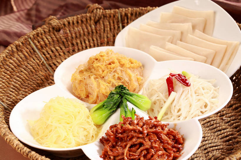 面食,面条,无人,交叉,横图,俯视,室内,特写,白天,烹饪,中餐,餐桌,桌子,竹子,辣椒,蔬菜,餐具,许多,阴影,竹制,新鲜,编织,反射,布料,碟子,篮子,盘,影子,陶瓷,大白菜,青菜,炒菜,面,肉,料理,食品,陶瓷制品,很多,布纹,白菜,粉丝,肉丝,菜肴,美食,肉类,桌布,食物,盘子,餐巾,容器,竹篮,碟,台布,碗,中式,佳肴,有机食品,绿色食品,餐台,中华料理,储藏,竹条,交织,竹制品,储存,干辣椒,小白菜,脱水,肉食,辣角,红海椒,大椒,辣虎,广椒,结球白菜,穿插,不结球白菜,胶菜,冬粉,辣子,红辣椒,海椒,番椒,餐桌布,彩图,高角度拍摄,干海椒,筒筒辣角,黄芽白,贮存,shjb1,白菜炒粉丝