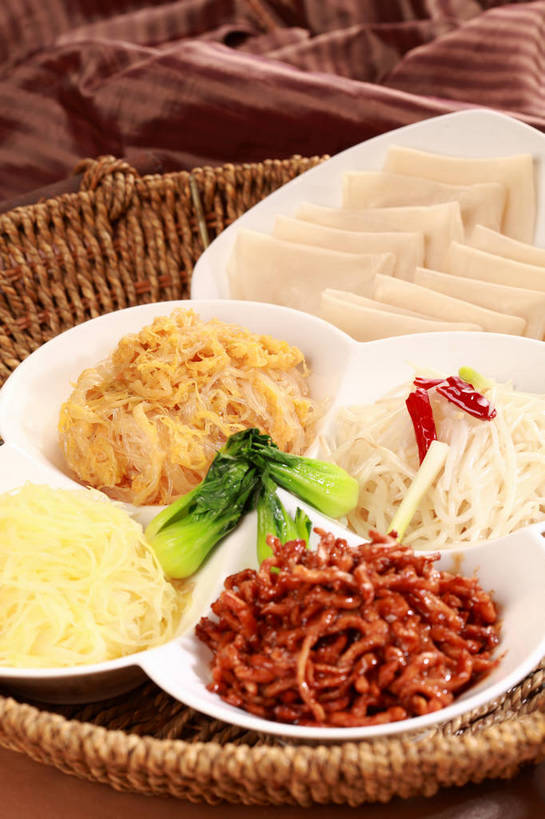 面食,面条,无人,交叉,竖图,俯视,室内,特写,白天,烹饪,中餐,餐桌,桌子,竹子,辣椒,蔬菜,餐具,许多,阴影,竹制,新鲜,编织,反射,布料,碟子,篮子,盘,影子,陶瓷,大白菜,青菜,炒菜,面,肉,料理,食品,陶瓷制品,很多,布纹,白菜,粉丝,肉丝,菜肴,美食,肉类,桌布,食物,盘子,餐巾,容器,竹篮,碟,台布,碗,中式,佳肴,有机食品,绿色食品,餐台,中华料理,储藏,竹条,交织,竹制品,储存,干辣椒,小白菜,脱水,肉食,辣角,红海椒,大椒,辣虎,广椒,结球白菜,穿插,不结球白菜,胶菜,冬粉,辣子,红辣椒,海椒,番椒,餐桌布,彩图,高角度拍摄,干海椒,筒筒辣角,黄芽白,贮存,shjb1,白菜炒粉丝