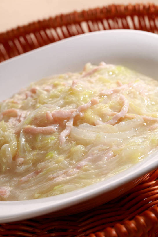 无人,交叉,竖图,俯视,室内,特写,白天,烹饪,中餐,餐桌,桌子,竹子,蔬菜,阴影,竹制,新鲜,编织,反射,篮子,影子,陶瓷,大白菜,肉,料理,食品,陶瓷制品,白菜,肉丝,菜肴,美食,肉类,食物,两个,白色,容器,竹篮,碗,中式,佳肴,有机食品,绿色食品,餐台,中华料理,储藏,竹条,交织,竹制品,储存,肉食,结球白菜,穿插,胶菜,彩图,高角度拍摄,黄芽白,贮存,shjb1,白菜肉丝