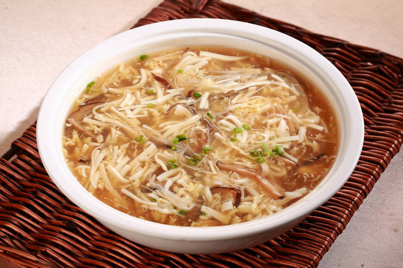 豆腐,无人,交叉,横图,俯视,室内,特写,白天,烹饪,中餐,餐桌,桌子,竹子,蔬菜,阴影,竹制,新鲜,编织,反射,影子,陶瓷,菌菇,香菇,汤,料理,食品,陶瓷制品,菌类,菜肴,美食,食物,一个,白色,容器,碗,中式,食用菌,佳肴,有机食品,绿色食品,单个,餐台,中华料理,储藏,竹条,交织,豆腐汤,竹制品,真菌,豆制品,储存,穿插,椎茸,羹汤,彩图,高角度拍摄,平庄菇,香菌,香蕈,贮存,shjb1,豆腐香菇蛋花汤,香菇蛋花豆腐汤