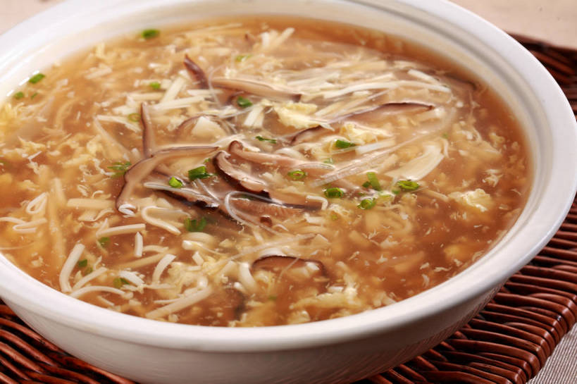 豆腐,无人,交叉,横图,俯视,室内,特写,白天,烹饪,中餐,餐桌,桌子,竹子,蔬菜,阴影,竹制,新鲜,编织,反射,影子,陶瓷,菌菇,香菇,汤,料理,食品,陶瓷制品,菌类,菜肴,美食,食物,一个,白色,容器,碗,中式,食用菌,佳肴,有机食品,绿色食品,单个,餐台,中华料理,储藏,竹条,交织,豆腐汤,竹制品,真菌,豆制品,储存,穿插,椎茸,羹汤,彩图,高角度拍摄,平庄菇,香菌,香蕈,贮存,shjb1,豆腐香菇蛋花汤,香菇蛋花豆腐汤