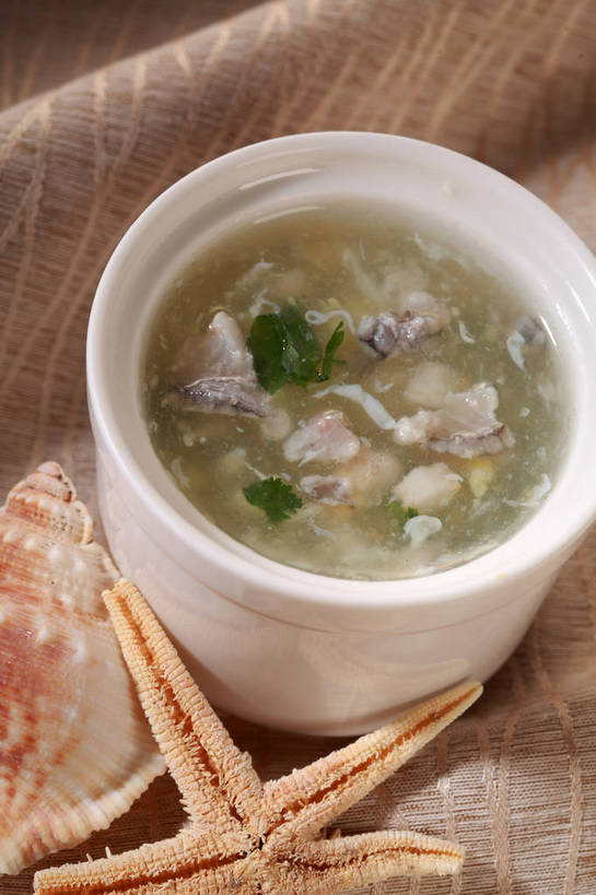 无人,竖图,俯视,室内,特写,白天,烹饪,餐桌,桌子,海星,蔬菜,贝壳,叶子,阴影,新鲜,反射,布料,影子,陶瓷,肉,汤,鱼肉,鱼片,料理,食品,绿叶,陶瓷制品,布纹,菜肴,美食,肉类,海洋生物,桌布,食物,一个,白色,动物,餐巾,容器,台布,碗,嫩叶,生物,佳肴,有机食品,绿色食品,单个,餐台,储藏,储存,鱼汤,肉食,棘皮动物门,叶,叶片,贝类外壳,海螺壳,软体动物外壳,星鱼,餐桌布,彩图,高角度拍摄,贮存,shjb1,鱼片汤