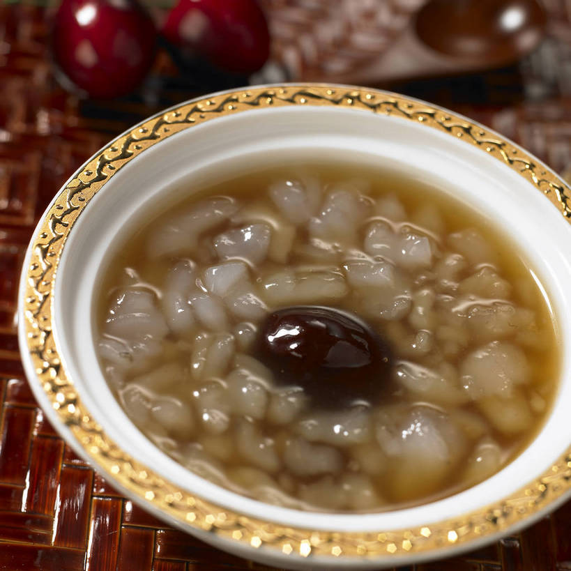 点心,无人,横图,俯视,室内,特写,白天,烹饪,餐桌,桌子,一把,阴影,朦胧,模糊,反射,影子,勺子,陶瓷,菌菇,汤,料理,食品,陶瓷制品,菌类,羹,木耳,菜肴,美食,食物,一个,容器,调羹,汤匙,碗,中式,枣,食用菌,红枣,佳肴,单个,餐台,储藏,白木耳,银耳,真菌,储存,枣子,雪耳,白耳,大枣,彩图,高角度拍摄,贮存,银耳羹,shjb1,红枣银耳羹