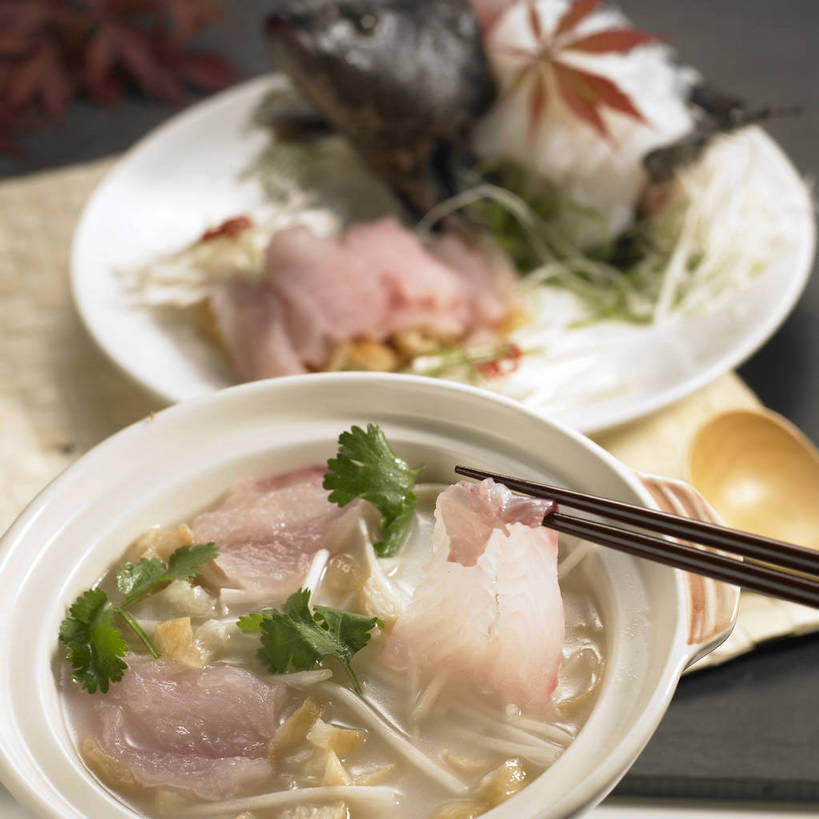 无人,横图,俯视,室内,特写,白天,烹饪,餐桌,筷子,桌子,蔬菜,餐具,叶子,一把,一双,阴影,朦胧,模糊,新鲜,反射,碟子,盘,影子,勺子,陶瓷,香菜,肉,汤,鱼肉,鱼片,料理,食品,枫叶,枯叶,绿叶,落叶,陶瓷制品,鱼头,文化,传统,菜肴,美食,肉类,食物,两个,黄色,红色,盘子,容器,调羹,碟,汤匙,碗,嫩叶,佳肴,有机食品,绿色食品,餐台,枫树叶,储藏,礼节,储存,鱼汤,礼仪,肉食,胡菜,香荽,原荽,园荽,芫荽,胡荽,莞荽,芫茜,芫蓿,莚葛草,莚荽菜,叶,叶片,进餐用具,彩图,高角度拍摄,贮存,shjb1,鱼片汤