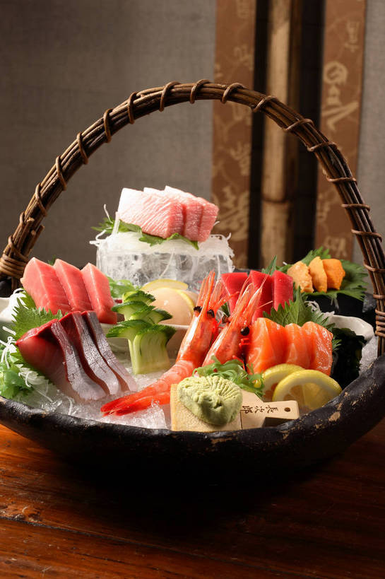 海鲜,无人,交叉,竖图,室内,特写,白天,正面,烹饪,桌面,桌子,竹子,柠檬,黄瓜,蔬菜,水果,叶子,阴影,竹制,新鲜,编织,反射,木制,篮子,影子,木桌,冰,肉,生食,虾,鱼肉,日本料理,冰块,料理,食品,果实,绿叶,蔬果,冷冻,水产,菜肴,美食,肉类,海洋生物,食物,一个,木制品,竹篮,日式料理,日式,嫩叶,寒冷,佳肴,有机食品,绿色食品,冷藏,单个,竹条,交织,冰冷,竹制品,水生动物,海产品,水生物,肉食,海底动物,保鲜,穿插,叶,叶片,益母果,柠果,青瓜,胡瓜,彩图,木桌子,刺身,shjb1,海鲜刺身