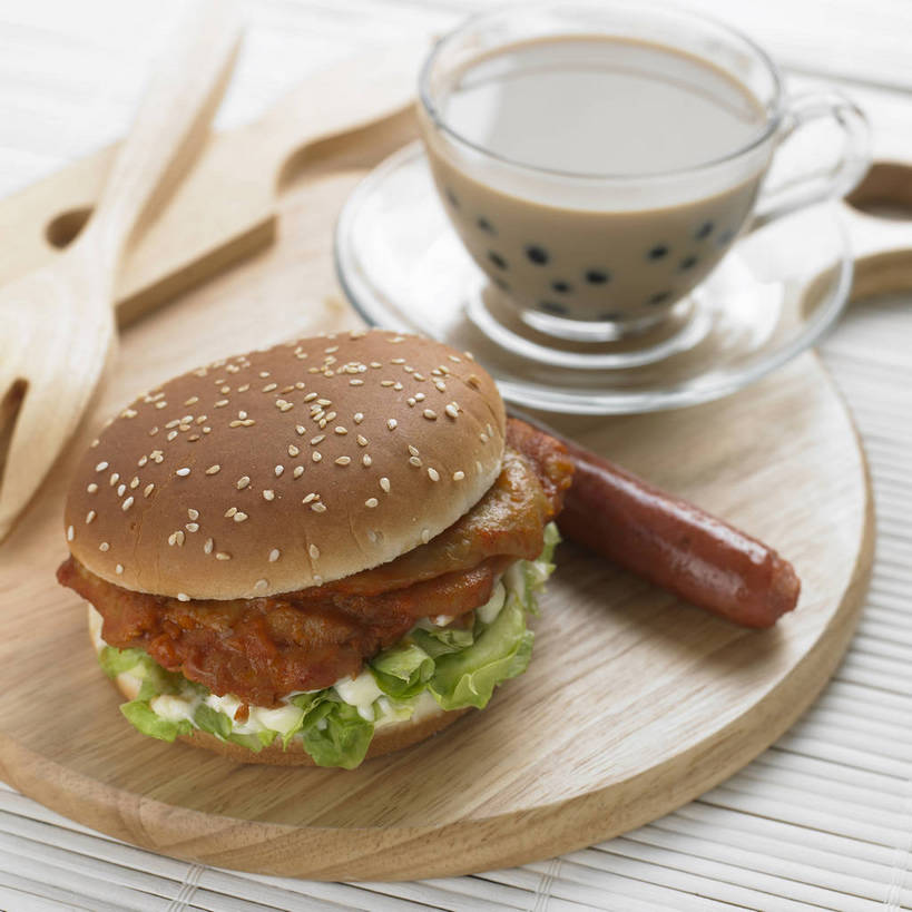 点心,面包,无人,横图,俯视,室内,特写,白天,烹饪,西餐,餐桌,桌子,蔬菜,杯子,餐具,叶子,一根,阴影,新鲜,反射,木制,叉子,碟子,盘,影子,生菜,莴苣,调料,鸡肉,酱料,酱汁,肉,香肠,芝麻,佐料,汉堡,奶茶,料理,食品,面点,绿叶,案板,腊肠,饮品,调味品,一杯,调味料,汉堡包,酱,沙拉酱,菜肴,美食,肉类,玻璃制品,砧板,食物,糕点,饮料,一个,绿色,白色,盘子,木制品,水杯,碟,快餐,嫩叶,西式,白芝麻,佳肴,有机食品,绿色食品,单个,餐台,色拉酱,可口,肉食,西式快餐,垃圾食品,小圆面包,餐叉,脂麻,胡麻,白麻,巨胜子,春菜,鹅仔菜,莴仔菜,千金菜,油麻,叶用莴苣,适口,叶,叶片,玻璃杯,进餐用具,彩图,高角度拍摄,波霸奶茶,珍珠奶茶,鸡肉汉堡,shjb1