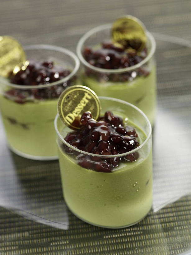 点心,无人,竖图,俯视,室内,特写,白天,植物,餐桌,桌子,豆,杯子,阴影,朦胧,模糊,反射,英文,标志,文字,影子,字符,字母,豆类,豆子,红豆,食品,甜点,甜品,标识,玻璃制品,食物,三个,水杯,甜食,零食,金色,餐台,英文字母,赤豆,豆科,红小豆,玻璃杯,彩图,高角度拍摄,牛奶冻,小豆,shjb1