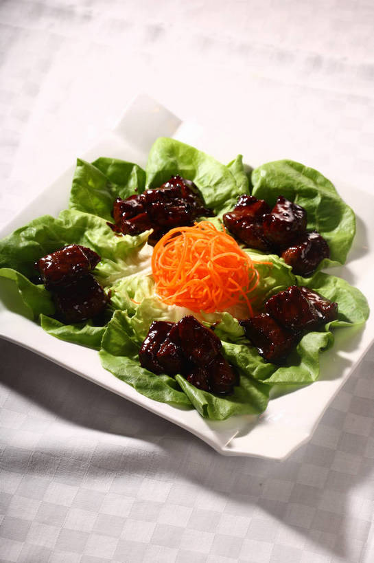 无人,竖图,俯视,室内,特写,白天,烹饪,中餐,餐桌,桌子,蔬菜,餐具,叶子,阴影,新鲜,反射,布料,碟子,盘,影子,生菜,莴苣,肉,料理,食品,绿叶,布纹,猪肉,菜肴,美食,肉类,桌布,食物,一个,白色,盘子,餐巾,碟,台布,中式,嫩叶,佳肴,有机食品,绿色食品,单个,餐台,中华料理,肉食,豚肉,春菜,鹅仔菜,莴仔菜,千金菜,叶用莴苣,叶,叶片,餐桌布,彩图,高角度拍摄,酸甜,糖醋菜,糖醋肉段,shjb1