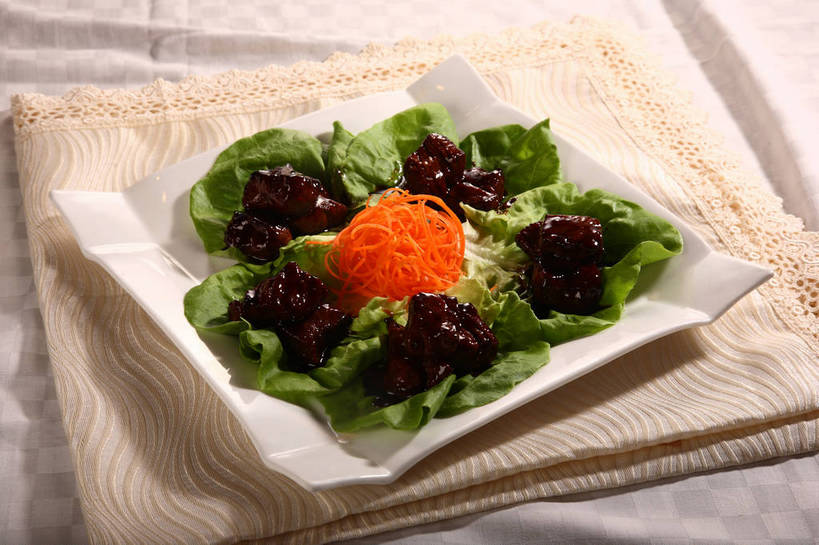 无人,横图,俯视,室内,特写,白天,烹饪,中餐,餐桌,桌子,蔬菜,餐具,叶子,阴影,新鲜,反射,布料,碟子,盘,影子,生菜,莴苣,肉,料理,食品,绿叶,布纹,猪肉,菜肴,美食,肉类,桌布,食物,一个,白色,盘子,餐巾,碟,台布,中式,嫩叶,佳肴,有机食品,绿色食品,单个,餐台,中华料理,肉食,豚肉,春菜,鹅仔菜,莴仔菜,千金菜,叶用莴苣,保洁方巾,口布,叶,叶片,餐桌布,彩图,高角度拍摄,酸甜,糖醋菜,糖醋肉段,shjb1