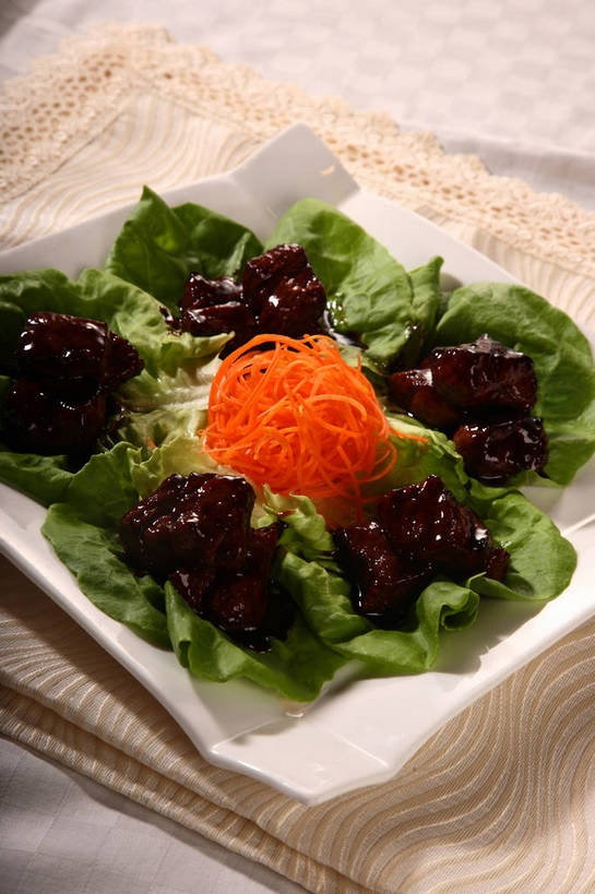 无人,竖图,俯视,室内,特写,白天,烹饪,中餐,餐桌,桌子,蔬菜,餐具,叶子,阴影,新鲜,反射,布料,碟子,盘,影子,生菜,莴苣,肉,料理,食品,绿叶,布纹,猪肉,菜肴,美食,肉类,桌布,食物,一个,白色,盘子,餐巾,碟,台布,中式,嫩叶,佳肴,有机食品,绿色食品,单个,餐台,中华料理,肉食,豚肉,春菜,鹅仔菜,莴仔菜,千金菜,叶用莴苣,保洁方巾,口布,叶,叶片,餐桌布,彩图,高角度拍摄,酸甜,糖醋菜,糖醋肉段,shjb1