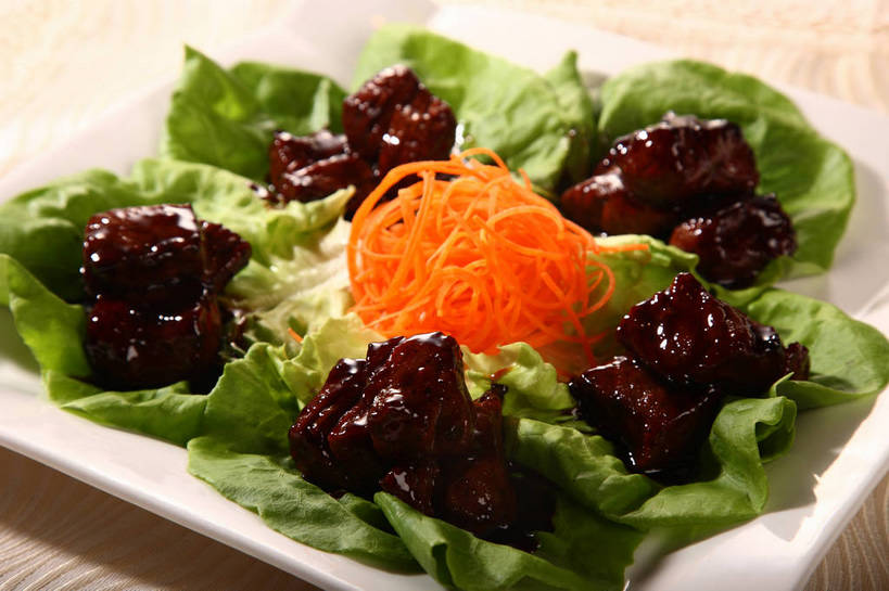 无人,横图,俯视,室内,特写,白天,烹饪,中餐,餐桌,桌子,蔬菜,餐具,叶子,阴影,新鲜,反射,布料,碟子,盘,影子,生菜,莴苣,肉,料理,食品,绿叶,布纹,猪肉,菜肴,美食,肉类,桌布,食物,一个,白色,盘子,餐巾,碟,台布,中式,嫩叶,佳肴,有机食品,绿色食品,单个,餐台,中华料理,肉食,豚肉,春菜,鹅仔菜,莴仔菜,千金菜,叶用莴苣,保洁方巾,口布,叶,叶片,餐桌布,彩图,高角度拍摄,酸甜,糖醋菜,糖醋肉段,shjb1