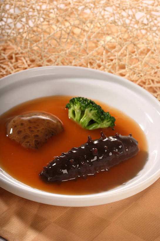 海鲜,无人,竖图,俯视,室内,特写,白天,烹饪,中餐,餐桌,桌子,蔬菜,阴影,新鲜,反射,影子,陶瓷,西兰花,料理,食品,陶瓷制品,水产,菜肴,美食,海洋生物,食物,一个,绿色,白色,餐巾,容器,碗,中式,佳肴,有机食品,绿色食品,单个,餐台,中华料理,储藏,海参,储存,水生动物,海产品,水生物,棘皮动物,海底动物,甘蓝花,保洁方巾,口布,彩图,高角度拍摄,绿菜花,绿花菜,青花菜,蔬菜皇冠,鲁菜,贮存,山东菜,shjb1,红烧海参