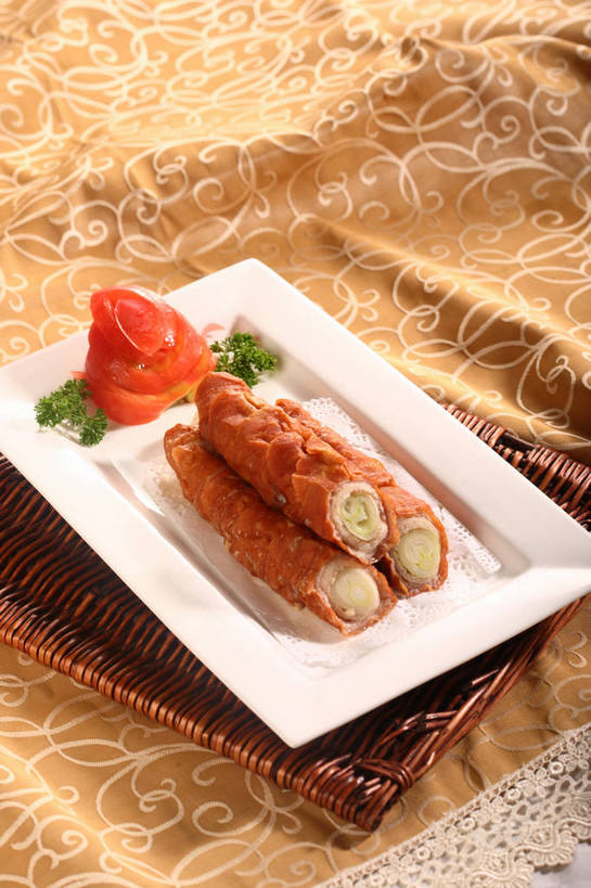 内脏,肠,无人,交叉,竖图,俯视,室内,特写,白天,烹饪,中餐,餐桌,桌子,竹子,芹菜,蔬菜,西红柿,小番茄,餐具,叶子,切开,阴影,竹制,新鲜,编织,反射,布料,碟子,盘,影子,葱,青葱,红烧,料理,食品,绿叶,布纹,猪大肠,菜肴,美食,桌布,食物,一个,白色,盘子,餐巾,碟,台布,切,中式,嫩叶,佳肴,有机食品,绿色食品,荷兰芹,欧芹,香芹,单个,餐台,中华料理,竹条,交织,配菜,竹制品,肠子,剖面,切面,法香,巴西利,洋香菜,洋芫荽,法国香菜,旱芹菜,番荽,穿插,小西红柿,樱桃小番茄,珍珠小番茄,叶,叶片,樱桃番茄,圣女果,番茄,餐桌布,彩图,高角度拍摄,猪肠,shjb1