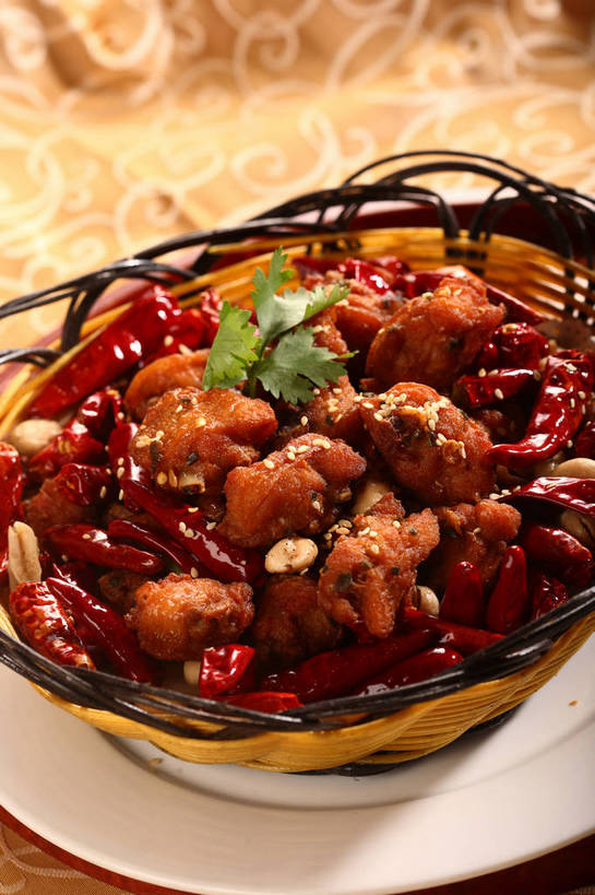 无人,交叉,竖图,俯视,室内,特写,白天,烹饪,中餐,植物,餐桌,桌子,竹子,豆,花生,辣椒,蔬菜,餐具,叶子,阴影,竹制,新鲜,编织,反射,布料,碟子,篮子,盘,影子,豆类,豆子,鸡肉,肉,料理,食品,坚果,绿叶,布纹,菜肴,美食,肉类,桌布,食物,两个,盘子,餐巾,竹篮,碟,台布,中式,嫩叶,长生果,佳肴,有机食品,绿色食品,餐台,中华料理,辣子鸡,竹条,交织,配菜,竹制品,干辣椒,花生仁,脱水,肉食,豆科,辣角,红海椒,大椒,辣虎,广椒,落花生,落生,穿插,叶,叶片,花生米,辣子,花生豆,红辣椒,海椒,番椒,餐桌布,彩图,高角度拍摄,干海椒,筒筒辣角,shjb1