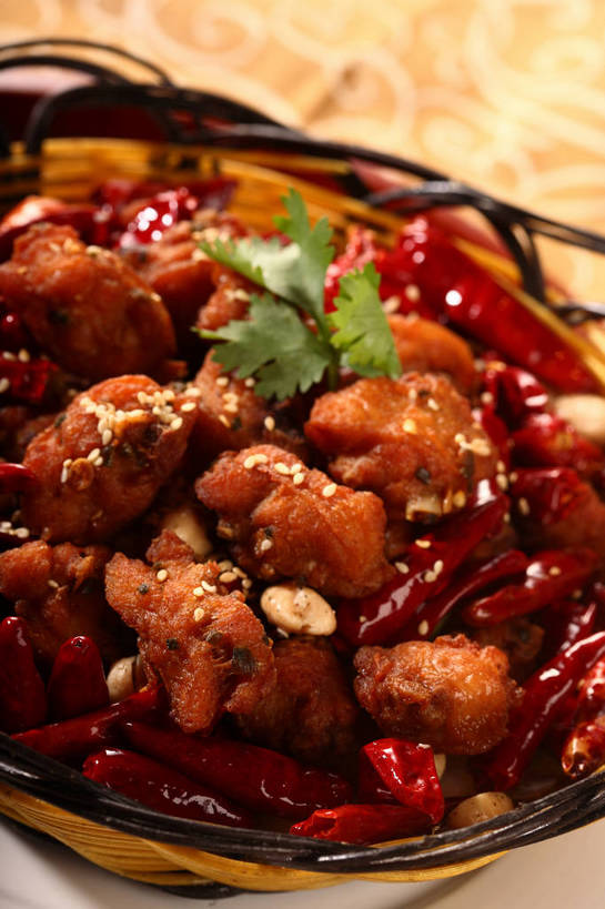 无人,交叉,竖图,俯视,室内,特写,白天,烹饪,中餐,植物,餐桌,桌子,竹子,豆,花生,辣椒,蔬菜,餐具,叶子,阴影,竹制,新鲜,编织,反射,布料,碟子,篮子,盘,影子,豆类,豆子,鸡肉,肉,料理,食品,坚果,绿叶,布纹,菜肴,美食,肉类,桌布,食物,两个,盘子,餐巾,竹篮,碟,台布,中式,嫩叶,长生果,佳肴,有机食品,绿色食品,餐台,中华料理,辣子鸡,竹条,交织,配菜,竹制品,干辣椒,花生仁,脱水,肉食,豆科,辣角,红海椒,大椒,辣虎,广椒,落花生,落生,穿插,叶,叶片,花生米,辣子,花生豆,红辣椒,海椒,番椒,餐桌布,彩图,高角度拍摄,干海椒,筒筒辣角,shjb1