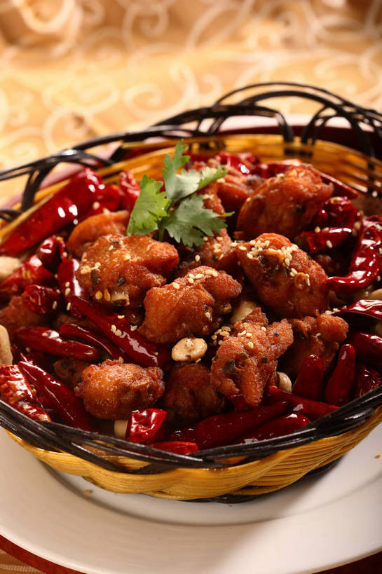 无人,交叉,竖图,俯视,室内,特写,白天,烹饪,中餐,植物,餐桌,桌子,竹子,豆,花生,辣椒,蔬菜,餐具,叶子,阴影,竹制,新鲜,编织,反射,布料,碟子,篮子,盘,影子,豆类,豆子,鸡肉,肉,料理,食品,坚果,绿叶,布纹,菜肴,美食,肉类,桌布,食物,两个,盘子,餐巾,竹篮,碟,台布,中式,嫩叶,长生果,佳肴,有机食品,绿色食品,餐台,中华料理,辣子鸡,竹条,交织,配菜,竹制品,干辣椒,花生仁,脱水,肉食,豆科,辣角,红海椒,大椒,辣虎,广椒,落花生,落生,穿插,叶,叶片,花生米,辣子,花生豆,红辣椒,海椒,番椒,餐桌布,彩图,高角度拍摄,干海椒,筒筒辣角,shjb1