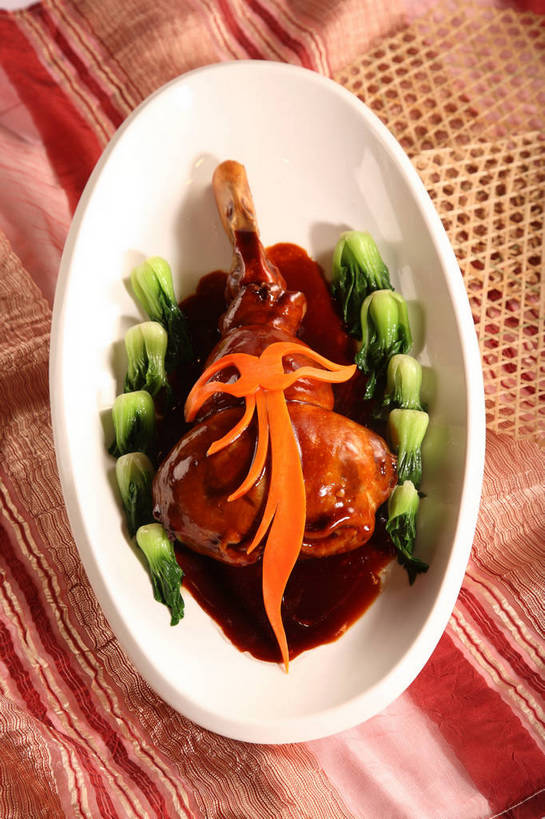 无人,竖图,俯视,室内,特写,白天,烹饪,中餐,餐桌,桌子,萝卜,胡萝卜,蔬菜,一排,阴影,新鲜,整齐,并列,并排,反射,布料,影子,陶瓷,青菜,肉,料理,食品,陶瓷制品,布纹,鸭肉,菜肴,美食,肉类,桌布,食物,排列,一个,绿色,白色,餐巾,容器,台布,碗,橙色,中式,佳肴,有机食品,绿色食品,单个,餐台,中华料理,储藏,配菜,储存,队列,小白菜,黄萝卜,番萝卜,平行,肉食,酱鸭,不结球白菜,红萝卜,甘荀,餐桌布,彩图,高角度拍摄,丁香萝卜,胡芦菔金,金笋,贮存,shjb1