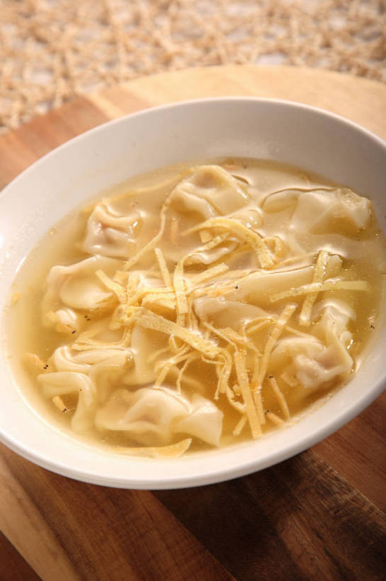 点心,馄饨,面食,无人,竖图,俯视,室内,特写,白天,餐桌,桌子,阴影,反射,木制,影子,陶瓷,蛋,蛋皮,鸡蛋,料理,食品,面点,案板,陶瓷制品,小馄饨,美食,砧板,食物,一个,黄色,白色,木制品,容器,碗,中式,单个,餐台,储藏,储存,卵,扁肉,彩图,高角度拍摄,鸡卵,鸡子,淮饺,绉纱馄饨,贮存,shjb1