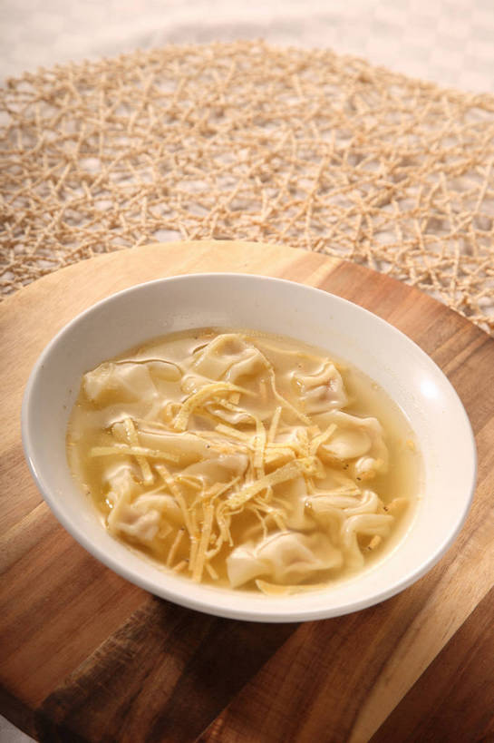 点心,馄饨,面食,无人,竖图,俯视,室内,特写,白天,餐桌,桌子,阴影,反射,木制,影子,陶瓷,蛋,蛋皮,鸡蛋,料理,食品,面点,案板,陶瓷制品,小馄饨,美食,砧板,食物,一个,黄色,白色,木制品,容器,碗,中式,单个,餐台,储藏,储存,卵,扁肉,彩图,高角度拍摄,鸡卵,鸡子,淮饺,绉纱馄饨,贮存,shjb1