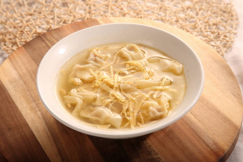 点心,馄饨,面食,无人,横图,俯视,室内,特写,白天,餐桌,桌子,阴影,反射,木制,影子,陶瓷,蛋,蛋皮,鸡蛋,料理,食品,面点,案板,陶瓷制品,小馄饨,美食,砧板,食物,一个,黄色,白色,木制品,容器,碗,中式,单个,餐台,储藏,储存,卵,扁肉,彩图,高角度拍摄,鸡卵,鸡子,淮饺,绉纱馄饨,贮存,shjb1