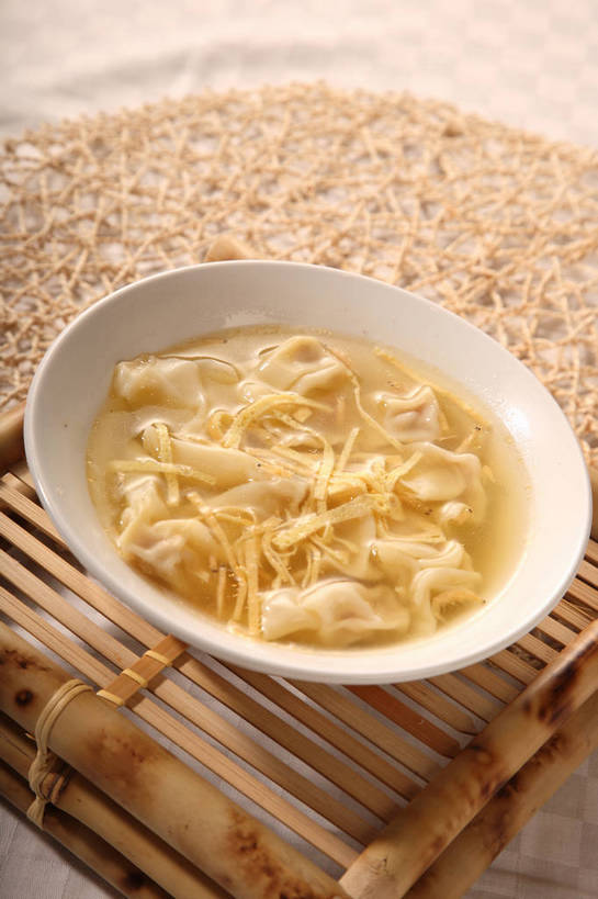 点心,馄饨,面食,无人,竖图,俯视,室内,特写,白天,餐桌,桌子,阴影,反射,木制,影子,陶瓷,蛋,蛋皮,鸡蛋,料理,食品,面点,陶瓷制品,小馄饨,美食,食物,一个,黄色,白色,木制品,容器,碗,中式,单个,餐台,储藏,储存,卵,扁肉,彩图,高角度拍摄,鸡卵,鸡子,淮饺,绉纱馄饨,贮存,shjb1