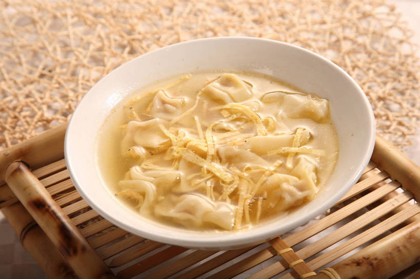 点心,馄饨,面食,无人,横图,俯视,室内,特写,白天,餐桌,桌子,阴影,反射,木制,影子,陶瓷,蛋,蛋皮,鸡蛋,料理,食品,面点,陶瓷制品,小馄饨,美食,食物,一个,黄色,白色,木制品,容器,碗,中式,单个,餐台,储藏,储存,卵,扁肉,彩图,高角度拍摄,鸡卵,鸡子,淮饺,绉纱馄饨,贮存,shjb1