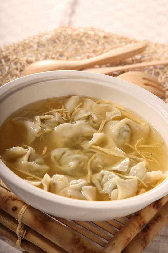 点心,馄饨,面食,无人,竖图,俯视,室内,特写,白天,餐桌,桌子,餐具,阴影,反射,木制,叉子,影子,勺子,陶瓷,蛋,蛋皮,鸡蛋,料理,食品,面点,陶瓷制品,美食,食物,黄色,白色,木制品,容器,调羹,汤匙,碗,四个,中式,餐台,储藏,储存,餐叉,卵,扁肉,进餐用具,彩图,高角度拍摄,鸡卵,鸡子,贮存,shjb1,大馄饨