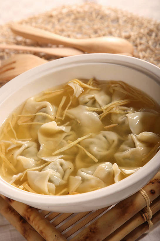 点心,馄饨,面食,无人,竖图,俯视,室内,特写,白天,餐桌,桌子,餐具,阴影,反射,木制,叉子,影子,勺子,陶瓷,蛋,蛋皮,鸡蛋,料理,食品,面点,陶瓷制品,美食,食物,黄色,白色,木制品,容器,调羹,汤匙,碗,四个,中式,餐台,储藏,储存,餐叉,卵,扁肉,进餐用具,彩图,高角度拍摄,鸡卵,鸡子,贮存,shjb1,大馄饨