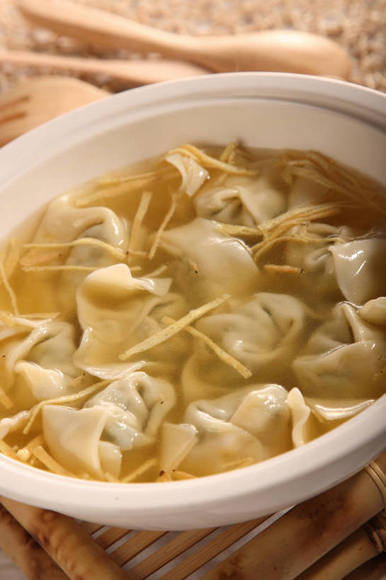 点心,馄饨,面食,无人,竖图,俯视,室内,特写,白天,餐桌,桌子,餐具,阴影,反射,木制,叉子,影子,勺子,陶瓷,蛋,蛋皮,鸡蛋,料理,食品,面点,陶瓷制品,美食,食物,黄色,白色,木制品,容器,调羹,汤匙,碗,四个,中式,餐台,储藏,储存,餐叉,卵,扁肉,进餐用具,彩图,高角度拍摄,鸡卵,鸡子,贮存,shjb1,大馄饨