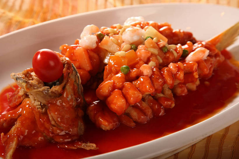 无人,横图,俯视,室内,特写,白天,烹饪,中餐,植物,餐桌,桌子,豆,蔬菜,餐具,阴影,新鲜,反射,鱼,布料,碟子,盘,影子,豆类,豆子,肉,虾仁,鱼肉,料理,食品,布纹,水产,菜肴,美食,肉类,鱼类,桌布,食物,一个,白色,盘子,餐巾,碟,台布,中式,佳肴,有机食品,绿色食品,单个,餐台,中华料理,虾肉,水生动物,水生物,肉食,豆科,桂鱼,鳜鱼,青大豆,鳌花鱼,青豆,餐桌布,彩图,高角度拍摄,江苏菜,淡水生物,河鲜,松鼠桂鱼,苏菜,shjb1