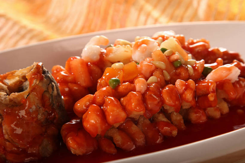 无人,横图,俯视,室内,特写,白天,烹饪,中餐,植物,餐桌,桌子,豆,蔬菜,餐具,阴影,新鲜,反射,鱼,布料,碟子,盘,影子,豆类,豆子,肉,虾仁,鱼肉,料理,食品,布纹,水产,菜肴,美食,肉类,鱼类,桌布,食物,一个,白色,盘子,餐巾,碟,台布,中式,佳肴,有机食品,绿色食品,单个,餐台,中华料理,虾肉,水生动物,水生物,肉食,豆科,桂鱼,鳜鱼,青大豆,鳌花鱼,青豆,餐桌布,彩图,高角度拍摄,江苏菜,淡水生物,河鲜,松鼠桂鱼,苏菜,shjb1