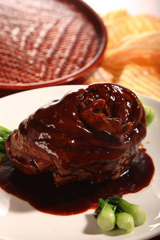 无人,交叉,竖图,俯视,室内,特写,白天,烹饪,中餐,餐桌,桌子,蔬菜,餐具,阴影,竹制,新鲜,编织,反射,布料,碟子,盘,影子,青菜,红烧,肉,料理,食品,布纹,猪肉,菜肴,美食,肉类,桌布,食物,一个,绿色,白色,盘子,餐巾,碟,台布,中式,佳肴,有机食品,绿色食品,单个,餐台,中华料理,竹条,交织,子,竹制品,小白菜,肉食,红烧蹄髈,蹄髈,豚肉,穿插,不结球白菜,红烧菜,餐桌布,彩图,高角度拍摄,肘子,蹄膀,红烧蹄膀,红烧肘子,shjb1