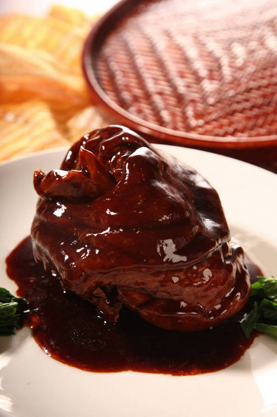 无人,交叉,竖图,俯视,室内,特写,白天,烹饪,中餐,餐桌,桌子,蔬菜,餐具,阴影,竹制,新鲜,编织,反射,布料,碟子,盘,影子,青菜,红烧,肉,料理,食品,布纹,猪肉,菜肴,美食,肉类,桌布,食物,一个,绿色,白色,盘子,餐巾,碟,台布,中式,佳肴,有机食品,绿色食品,单个,餐台,中华料理,竹条,交织,子,竹制品,小白菜,肉食,红烧蹄髈,蹄髈,豚肉,穿插,不结球白菜,红烧菜,餐桌布,彩图,高角度拍摄,肘子,蹄膀,红烧蹄膀,红烧肘子,shjb1