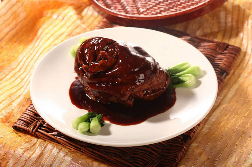 无人,交叉,横图,俯视,室内,特写,白天,烹饪,中餐,餐桌,桌子,蔬菜,餐具,阴影,竹制,新鲜,编织,反射,布料,碟子,盘,影子,青菜,红烧,肉,料理,食品,布纹,猪肉,菜肴,美食,肉类,桌布,食物,一个,绿色,白色,盘子,餐巾,碟,台布,中式,佳肴,有机食品,绿色食品,单个,餐台,中华料理,竹条,交织,子,竹制品,小白菜,肉食,红烧蹄髈,蹄髈,豚肉,穿插,不结球白菜,红烧菜,餐桌布,彩图,高角度拍摄,肘子,蹄膀,红烧蹄膀,红烧肘子,shjb1