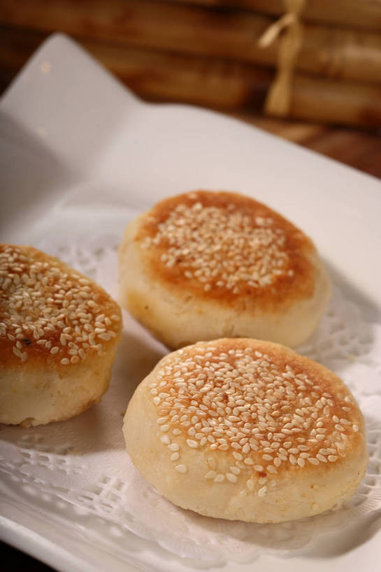 点心,面食,无人,竖图,俯视,室内,特写,白天,早餐,餐桌,桌子,餐具,阴影,反射,木制,碟子,盘,影子,陶瓷,芝麻,料理,食品,案板,陶瓷制品,美食,砧板,食物,排列,三个,一个,白色,盘子,木制品,碟,中式,早点,单个,餐台,芝麻饼,大饼,脂麻,胡麻,白麻,巨胜子,油麻,摆列,彩图,高角度拍摄,早饭,布列,分列,shjb1,芝麻大饼