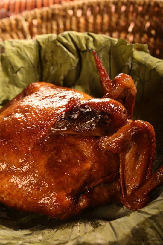 无人,交叉,竖图,俯视,室内,特写,白天,烹饪,中餐,竹子,叶子,阴影,竹制,朦胧,模糊,编织,反射,篮子,影子,鸡肉,肉,料理,食品,荷叶,菜肴,美食,肉类,食物,一个,竹篮,中式,佳肴,单个,中华料理,竹条,交织,竹制品,肉食,莲叶,穿插,叶,叶片,彩图,高角度拍摄,淮扬菜,扬州菜肴,shjb1,荷叶鸡