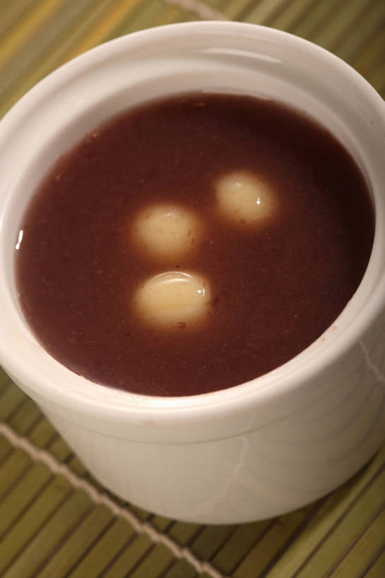 点心,无人,竖图,俯视,室内,特写,白天,餐桌,桌子,阴影,竹制,反射,影子,陶瓷,竹席,食品,甜点,甜品,陶瓷制品,食物,一个,白色,容器,碗,甜食,单个,餐台,储藏,竹制品,储存,甜羹,甜汤,彩图,高角度拍摄,贮存,shjb1,糖水