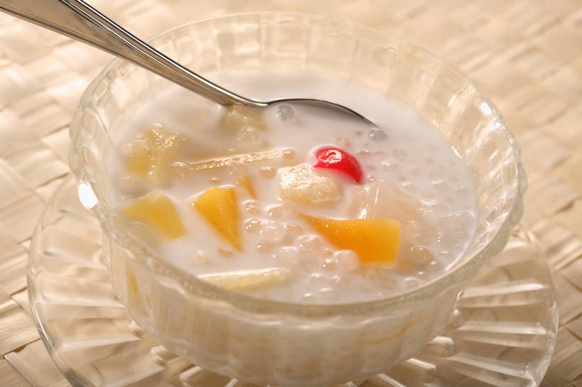 点心,无人,横图,俯视,室内,特写,白天,餐桌,桌子,樱桃,餐具,水果,玻璃,金属制品,一把,阴影,新鲜,反射,金属,碟子,盘,影子,勺子,生食,食品,甜点,甜品,果实,玻璃制品,食物,两个,黄色,红色,盘子,容器,调羹,碟,汤匙,碗,甜食,有机食品,绿色食品,餐台,储藏,储存,西米露,甜羹,甜汤,西谷米,樱珠,莺桃,英桃,楔桃,牛桃,荆桃,彩图,高角度拍摄,贮存,shjb1,糖水,水果西米露