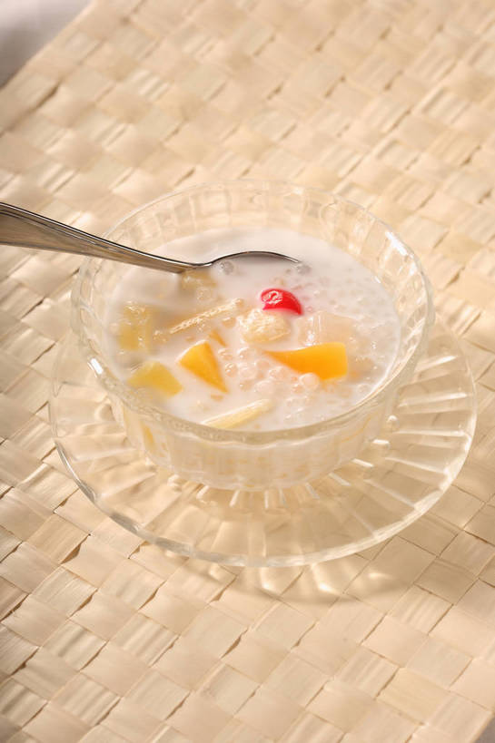 点心,无人,竖图,俯视,室内,特写,白天,餐桌,桌子,樱桃,餐具,水果,玻璃,金属制品,一把,阴影,新鲜,反射,金属,碟子,盘,影子,勺子,生食,食品,甜点,甜品,果实,玻璃制品,食物,两个,黄色,红色,盘子,容器,调羹,碟,汤匙,碗,甜食,有机食品,绿色食品,餐台,储藏,储存,西米露,甜羹,甜汤,西谷米,樱珠,莺桃,英桃,楔桃,牛桃,荆桃,彩图,高角度拍摄,贮存,shjb1,糖水,水果西米露