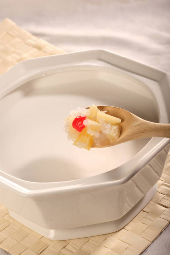 点心,无人,竖图,俯视,室内,特写,白天,餐桌,桌子,樱桃,水果,一把,阴影,新鲜,反射,木制,布料,影子,勺子,陶瓷,生食,食品,甜点,甜品,果实,陶瓷制品,布纹,桌布,食物,一个,黄色,红色,白色,餐巾,木制品,容器,调羹,台布,汤匙,碗,甜食,有机食品,绿色食品,单个,餐台,储藏,储存,西米露,甜羹,甜汤,西谷米,樱珠,莺桃,英桃,楔桃,牛桃,荆桃,餐桌布,彩图,高角度拍摄,贮存,shjb1,糖水,水果西米露