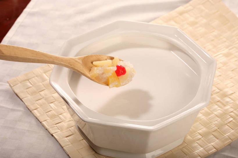 点心,无人,横图,俯视,室内,特写,白天,餐桌,桌子,樱桃,水果,一把,阴影,新鲜,反射,木制,布料,影子,勺子,陶瓷,生食,食品,甜点,甜品,果实,陶瓷制品,布纹,桌布,食物,一个,黄色,红色,白色,餐巾,木制品,容器,调羹,台布,汤匙,碗,甜食,有机食品,绿色食品,单个,餐台,储藏,储存,西米露,甜羹,甜汤,西谷米,樱珠,莺桃,英桃,楔桃,牛桃,荆桃,餐桌布,彩图,高角度拍摄,贮存,shjb1,糖水,水果西米露