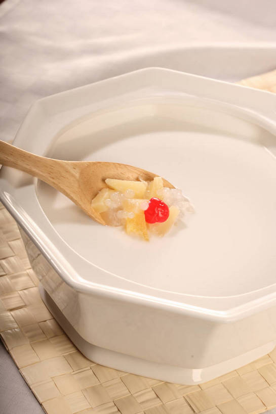 点心,无人,竖图,俯视,室内,特写,白天,餐桌,桌子,樱桃,水果,一把,阴影,新鲜,反射,木制,布料,影子,勺子,陶瓷,生食,食品,甜点,甜品,果实,陶瓷制品,布纹,桌布,食物,一个,黄色,红色,白色,餐巾,木制品,容器,调羹,台布,汤匙,碗,甜食,有机食品,绿色食品,单个,餐台,储藏,储存,西米露,甜羹,甜汤,西谷米,樱珠,莺桃,英桃,楔桃,牛桃,荆桃,餐桌布,彩图,高角度拍摄,贮存,shjb1,糖水,水果西米露