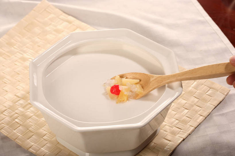 点心,东方人,手,一个人,横图,俯视,室内,特写,白天,餐桌,桌子,樱桃,水果,亚洲,仅一个年轻女性,仅一个女性,仅一个人,一把,握,阴影,新鲜,反射,木制,布料,影子,勺子,陶瓷,生食,食品,甜点,甜品,果实,陶瓷制品,拿,布纹,拿着,黄种人,桌布,食物,一个,黄色,红色,白色,餐巾,木制品,容器,调羹,台布,汤匙,碗,甜食,手部,握着,有机食品,绿色食品,单个,餐台,储藏,单手,储存,西米露,甜羹,甜汤,西谷米,年轻女性,女人,女性,亚洲人,樱珠,莺桃,英桃,楔桃,牛桃,荆桃,餐桌布,半身,彩图,高角度拍摄,贮存,shjb1,糖水,水果西米露