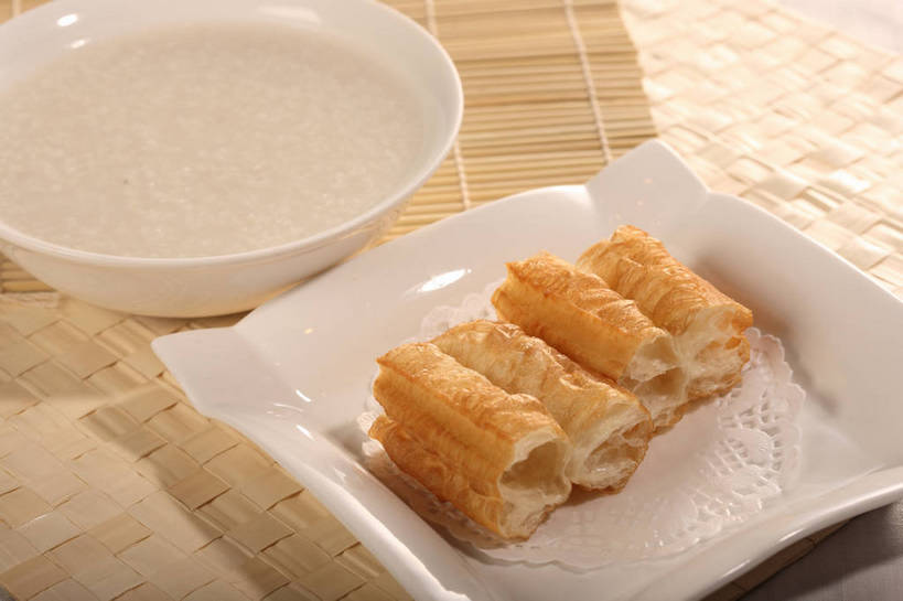 点心,面食,无人,横图,俯视,室内,特写,白天,早餐,餐桌,桌子,餐具,一排,阴影,竹制,整齐,反射,碟子,盘,影子,陶瓷,竹席,油炸,料理,食品,陶瓷制品,饮品,营养,美食,食物,饮料,排列,两个,白色,盘子,容器,碟,碗,四个,中式,早点,麻花,餐台,储藏,油条,竹制品,储存,队列,豆浆,一碗,安神,彩图,高角度拍摄,早饭,油果子,油馍,油炸果,油炸桧,植物奶,贮存,shjb1