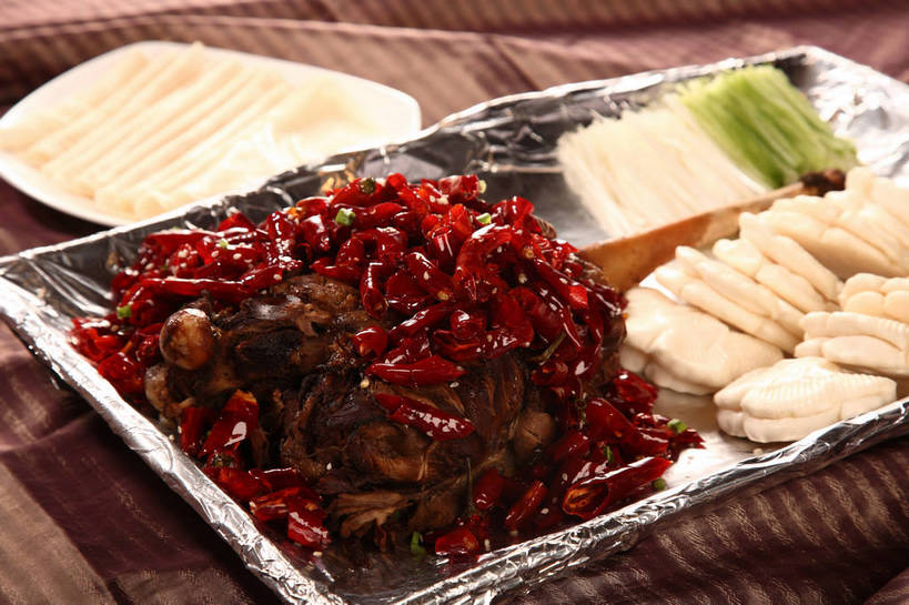 无人,横图,俯视,室内,特写,白天,烹饪,中餐,餐桌,桌子,辣椒,蔬菜,餐具,阴影,新鲜,反射,包装,包装纸,布料,碟子,铝箔纸,盘,锡箔纸,影子,纸,肉,料理,食品,纸张,布纹,羊肉,菜肴,美食,肉类,桌布,食物,两个,盘子,餐巾,碟,台布,中式,佳肴,有机食品,绿色食品,餐台,中华料理,包装材料,肉食,羊腿,锡箔,铝箔,辣角,红海椒,大椒,辣虎,广椒,辣子,红辣椒,海椒,番椒,餐桌布,彩图,高角度拍摄,羊腿肉,shjb1,香辣羊腿