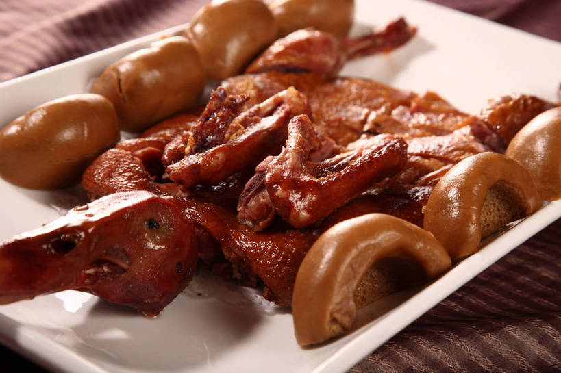 点心,烤鸭,无人,横图,俯视,室内,特写,白天,烹饪,中餐,餐桌,桌子,餐具,一排,切开,阴影,朦胧,模糊,整齐,反射,布料,碟子,盘,影子,肉,料理,食品,面点,布纹,鸭肉,菜肴,美食,肉类,桌布,食物,排列,一个,白色,盘子,餐巾,碟,台布,切,中式,佳肴,单个,餐台,中华料理,队列,剖面,肉食,北京烤鸭,切面,北京菜,京帮菜,京菜,餐桌布,彩图,高角度拍摄,窝窝头,shjb1