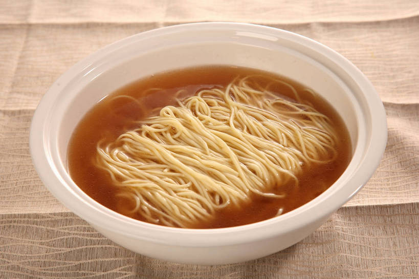 面食,面条,无人,横图,俯视,室内,特写,白天,烹饪,中餐,餐桌,桌子,阴影,反射,布料,影子,陶瓷,面,汤,料理,食品,陶瓷制品,清汤,布纹,菜肴,美食,桌布,食物,一个,白色,餐巾,容器,台布,碗,中式,佳肴,单个,餐台,中华料理,储藏,储存,高汤,清汤面,羹汤,餐桌布,彩图,高角度拍摄,贮存,上汤,shjb1,清汤面条