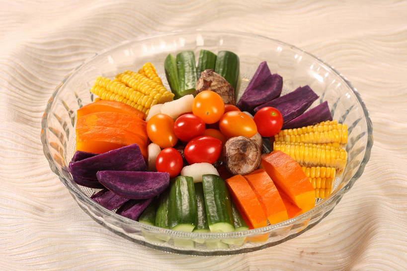 无人,横图,俯视,室内,特写,白天,玉米,餐桌,桌子,黄瓜,蔬菜,西红柿,小番茄,玻璃,许多,阴影,新鲜,反射,棒子,布料,影子,玉蜀黍,食品,很多,布纹,玻璃制品,桌布,食物,一个,黄色,红色,绿色,紫色,白色,餐巾,容器,台布,碗,荸荠,地梨,有机食品,绿色食品,单个,餐台,储藏,苞米,储存,紫薯,苞芦,马蹄,苞谷,包谷,大蜀黍,番麦,薏米包,玉高粱,玉麦,珍珠米,黑薯,地栗,凫茈,菩荠,乌芋,小西红柿,樱桃小番茄,珍珠小番茄,紫红薯,樱桃番茄,圣女果,山芋,青瓜,胡瓜,甘薯,番薯,番茄,地瓜,餐桌布,彩图,高角度拍摄,黄色小番茄,贮存,shjb1